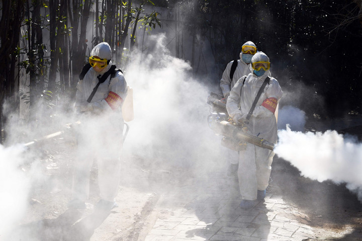 Cegah Virus Korona, Polisi Semprotkan Disinfektan di Bozhou Tiongkok