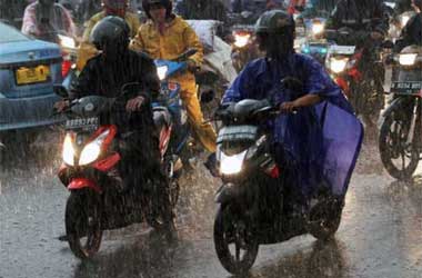 Menyalakan Lampu Motor Siang Hari Bikin Aki Cepat Soak?