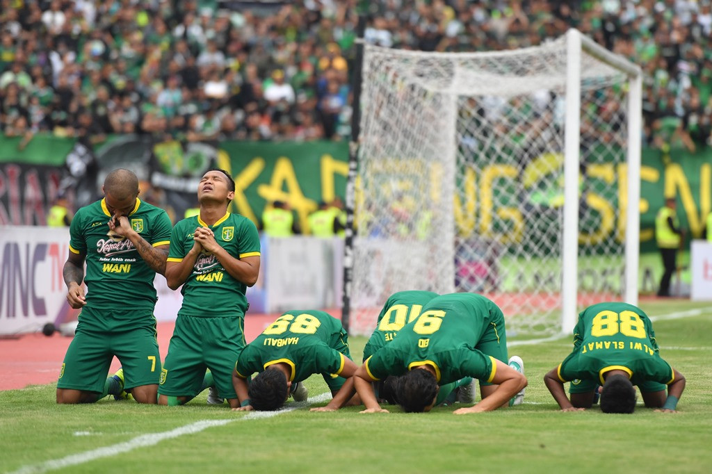  Pesepakbola Persebaya Oktavianus Vernando (kedua kirii) melakukan selebrasi bersama rekannya seusai mencetak gol ke gawang Persija. (ANTARA FOTO/Zabur Karuru)