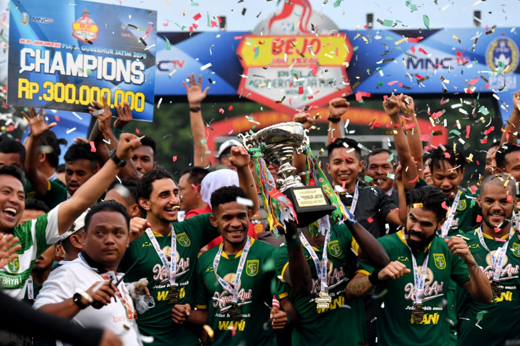 Selebrasi Pemain Persebaya Saat Jadi Juara Piala Gubernur Jatim