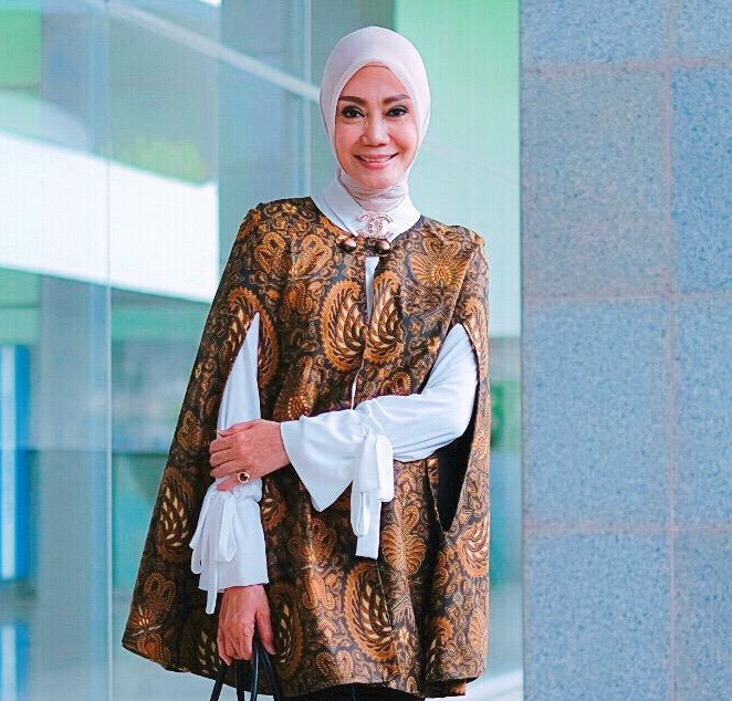Okky menyarankan untuk suasana kantor sebaiknya memilih batik dengan warna-warna yang klasik. (Foto: Okky Asokawati. Dok. Pribadi)