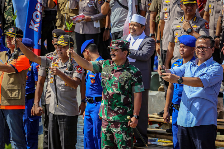 Kapolri-Panglima TNI Tanam Mangrove di Mauk