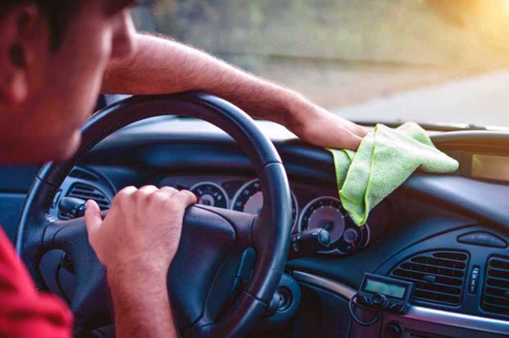 Rjin membersihkan bagian kabin dapat menghilangkan bau tidak sedap di mobil. Reader'sDigest