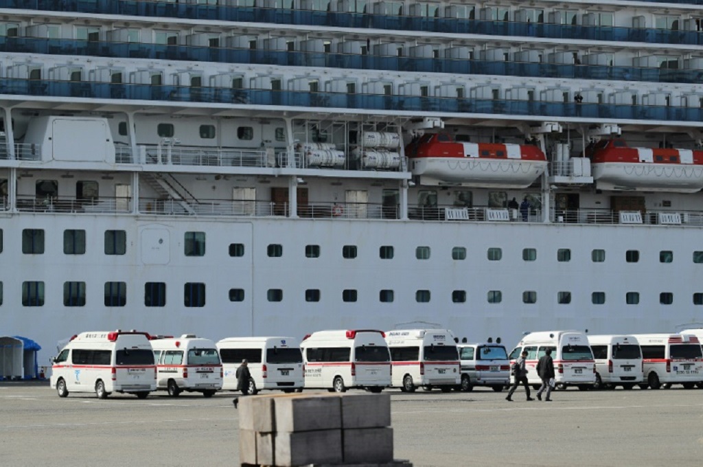 Kapal pesiar Diamond Princess dikarantina di pelabuhan Yokohama, Jepang, sejak 5 Februari 2020. (Foto: AFP)