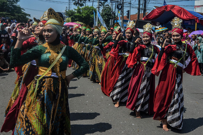 Karnaval Budaya Banjar diikuti 25 desa/kelurahan dengan menampilkan berbagai macam kesenian dalam rangka Hari Jadi Kota Banjar ke-17.