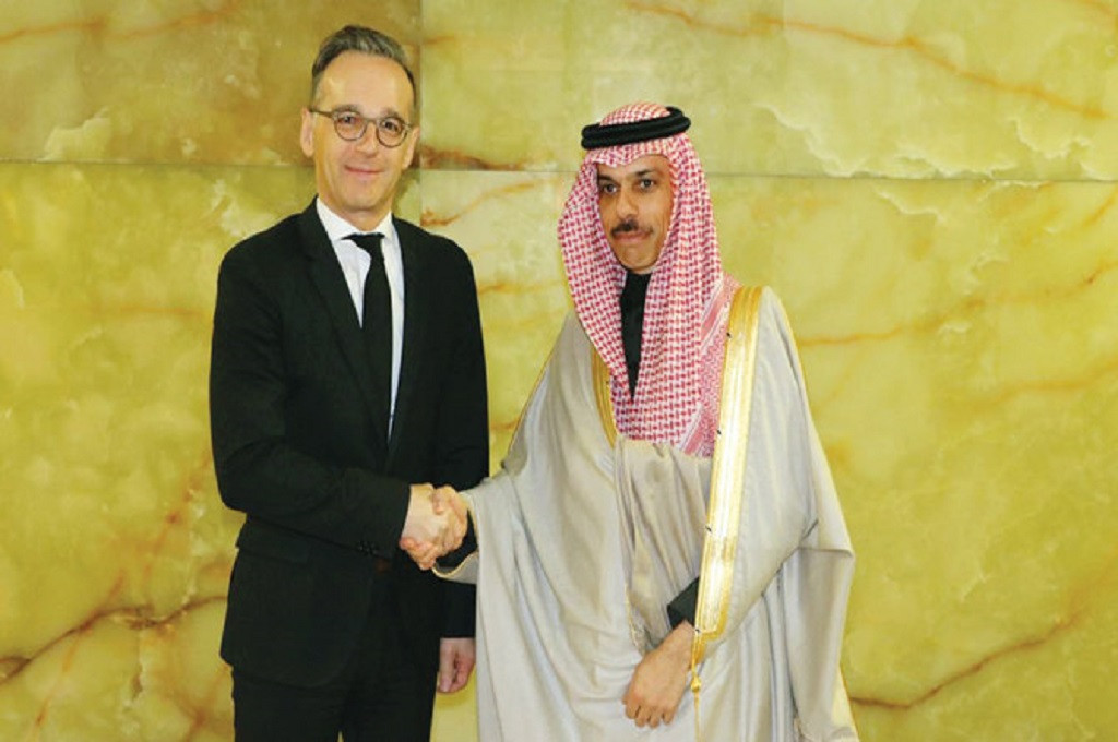 Menlu Arab Saudi Pangeran Faisal bin Farhan (kanan) berjabat tangan dengan Menlu Jerman Heiko Maas di Berlin, 21 Februari 2020. (Foto: Twitter/@FaisalbinFarhan)