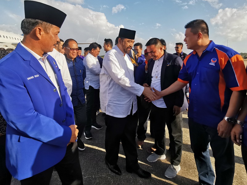 Ketua Umum Partai NasDem Surya Paloh disambut hangat sejumlah pengurus DPW NasDem Kepri. Foto: Medcom.id/Cindy