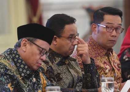Gubernur DKI Jakarta Anies Baswedan (tengah) saat menghadiri rapat terbatas di Istana Merdeka, jakarta. Antara/Akbar Nugroho Gumay