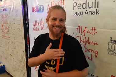 Vokalis Debu Ajari Anak Ilmu Agama lewat Lagu