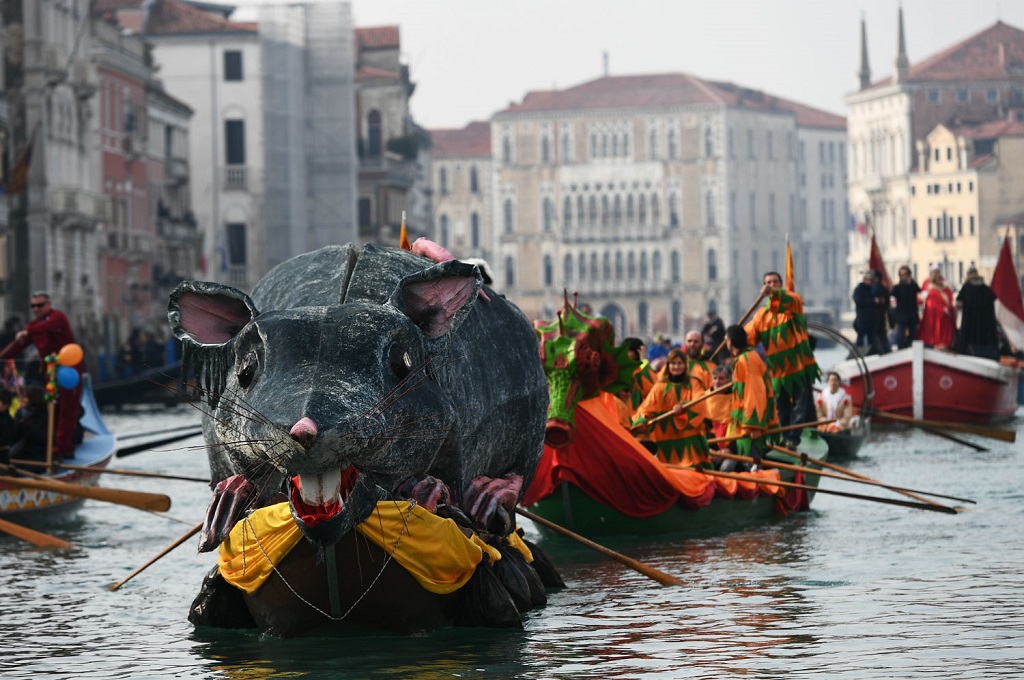 Festival Venesia yang penuh warna dihentikan lebih awal di tengah mewabahnya virus korona COVID-19, Minggu 23 Februari 2020. (Foto: AFP/VINCENZO PINTO)