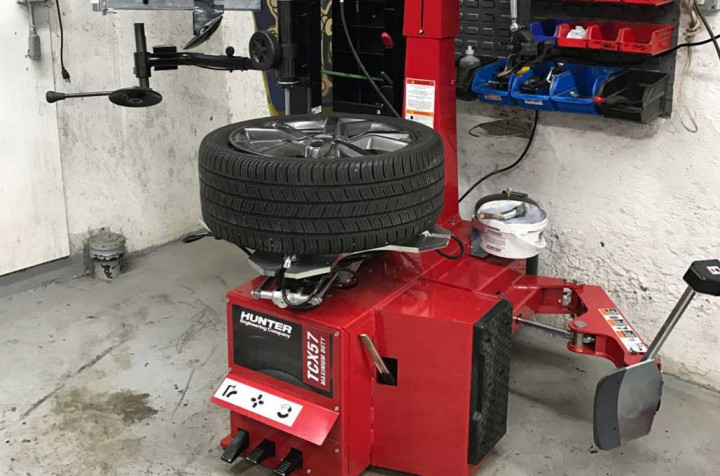 Mau Pasang Velg Baru? Cari Bengkel yang Pakai Tire Changer