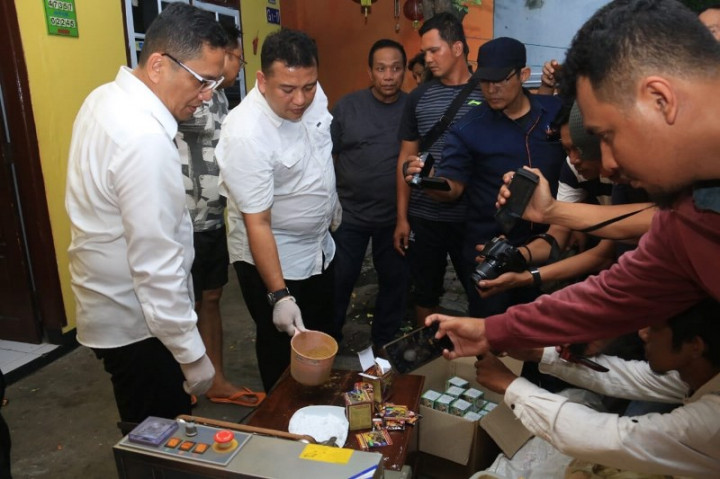 Pabrik Jamu Kuat Ilegal di Surabaya Digerebek Polisi