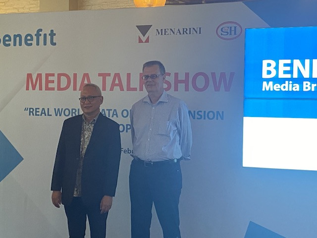 dr Erwinanto dari PERHI (Perhimpunan Dokter Hipertensi Indonesia) dan Presiden Direktur Menarni Indonesia, Reinhard Ehrenberger (Medcom.id/Kumara Anggita)