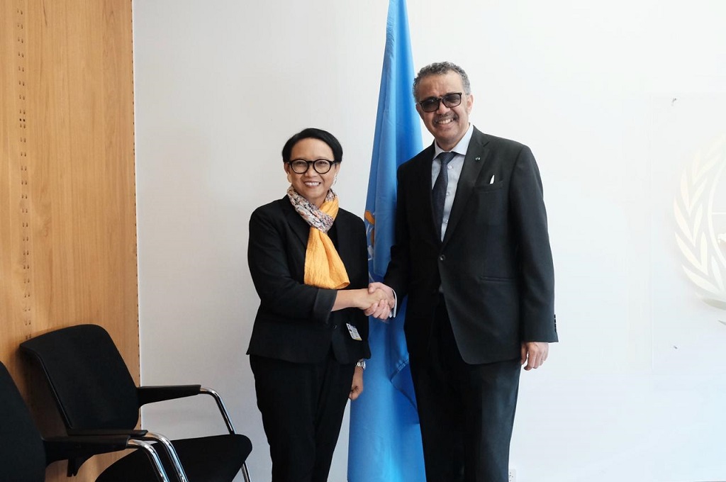 Menlu Retno Marsudi (kiri) berjabat tangan dengan Dirjen WHO Tedros Adhanom Ghebreyesus di Jenewa, 24 Februari 2020. (Foto: Kemenlu RI)