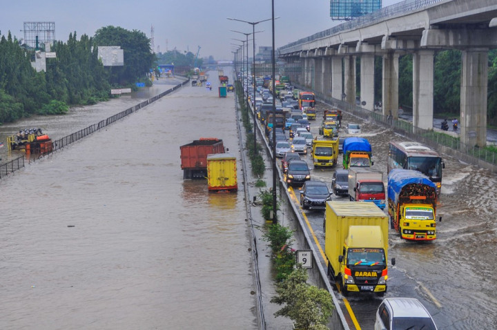 20.000 Truk Barang Lumpuh Akibat Banjir