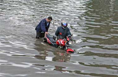 Ingin Menerobos Banjir? Pikirkan Risikonya