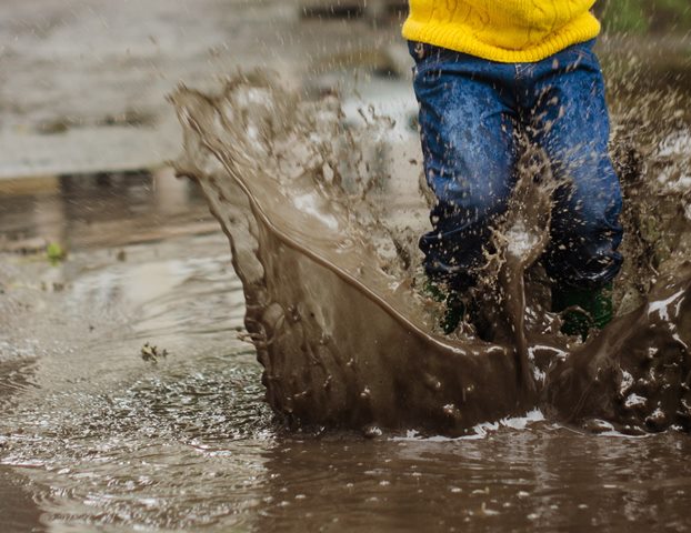 Anak-anak Hindari Bermain Air di Banjir