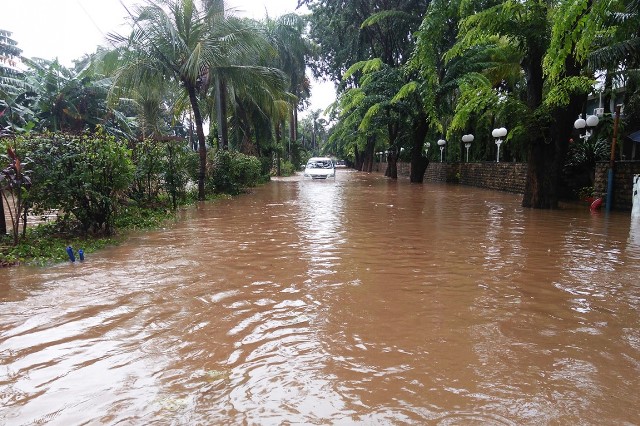 Saat Masih Bertahan ketika Banjir
