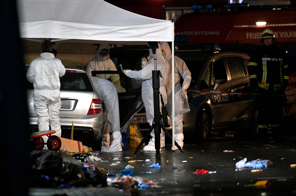 Polisi memeriksa sebuah mobil yang menabrak kerumunan warga di Volkmarsen, Jerman, 24 Februari 2020. (Foto: AFP/INA FASSBENDER)