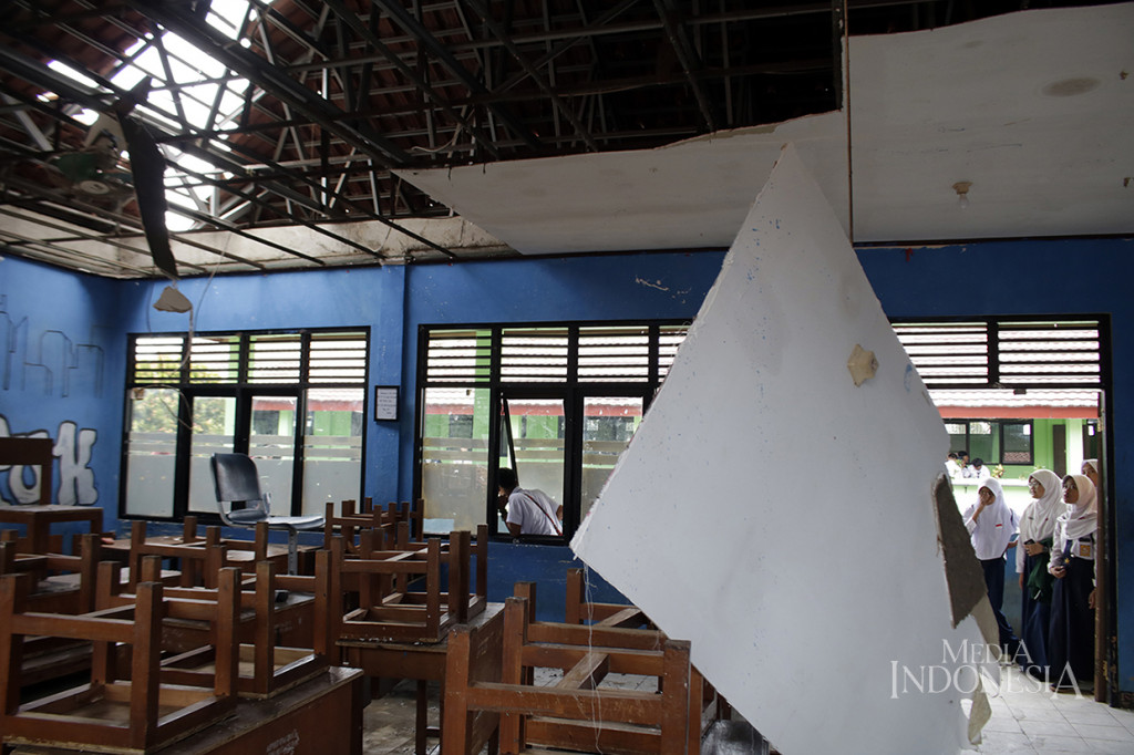 SMPN 16 Depok Rusak Akibat Hujan Deras dan Angin Kencang - Medcom.id