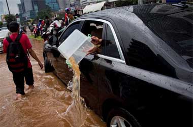 Mobil Terendam Banjir? Ini yang Mesti Dilakukan Pemilik
