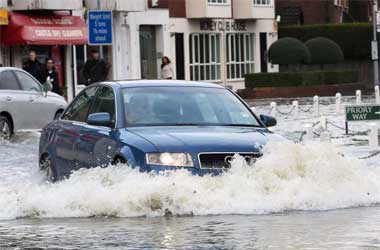 Cegah Air Intake 'Tersedak', Jaga Kecepatan Mobil saat Menerobos Banjir