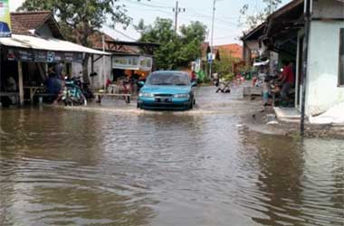 Trik Mudah Atasi Kopling Sedan Macet Usai Terjang Banjir