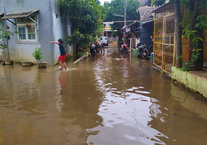 Hujan dengan intensitas yang cukup deras diiringi dengan angin kencang membuat beberapa saluran got penuh. (Foto: Dok. Yuni/Gaya.id)