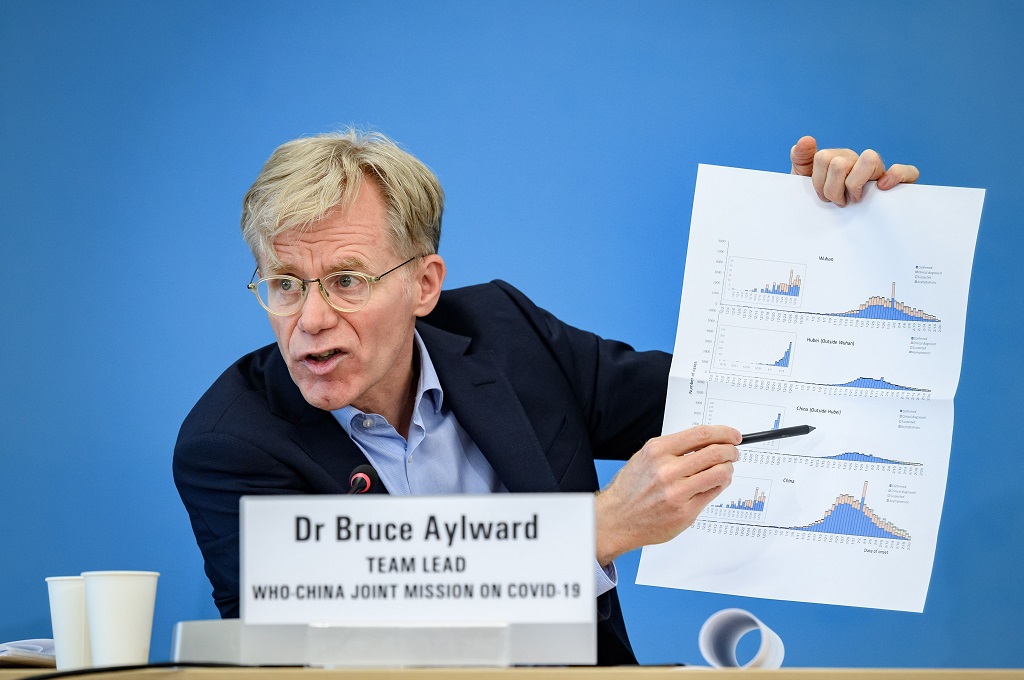 Ketua tim pakar WHO untuk Tiongkok Bruce Aylward memperlihatkan grafik virus korona COVID-19 di Jenewa, Swiss, 25 Februari 2020. (Foto: AFP/FABRICE COFFRINI)