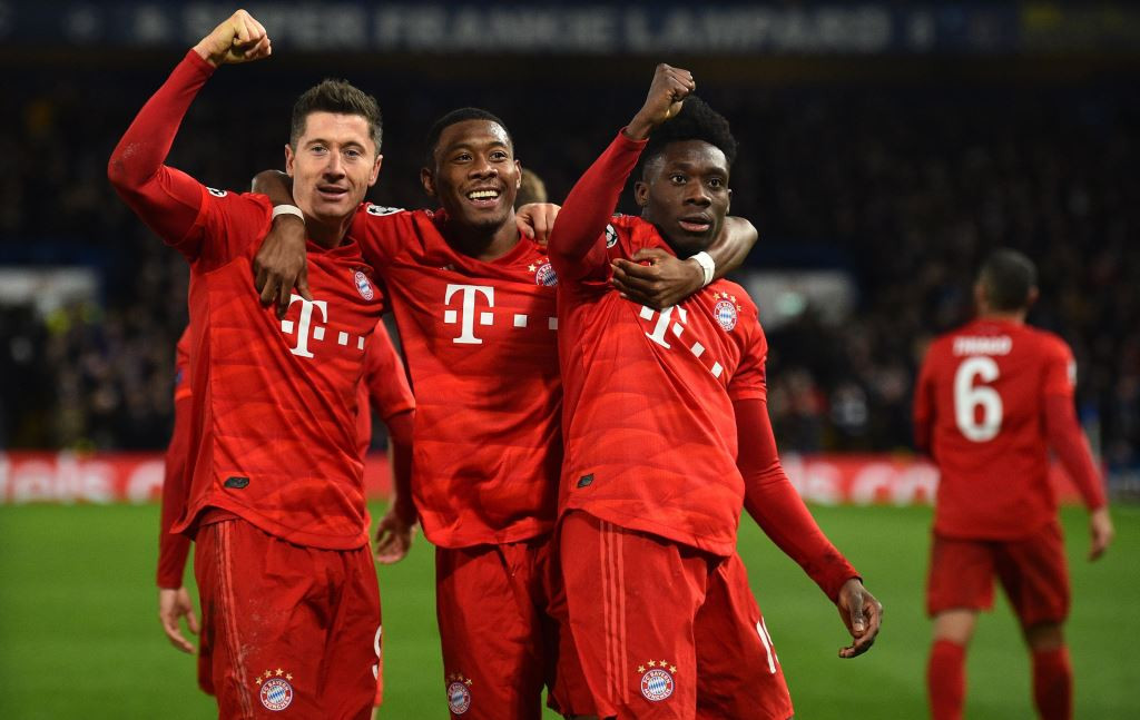 Selebrasi striker Bayern Muenchen Robert Lewandowski (kiri) usai mencetak gol ke gawang Chelsea (Foto: AFP/Glyn Kirk)