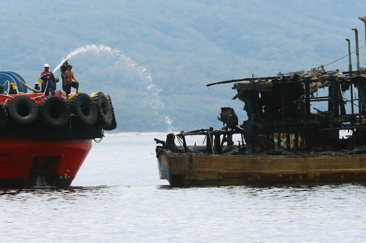 Kapal Ikan Terbakar di Selat Bali