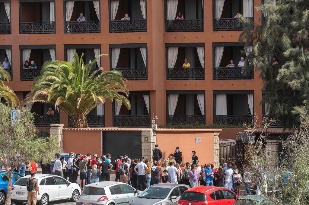 Aktivitas di luar hotel H10 Costa Adeje di La Caleta, Tenerife, Spanyol, 25 Februari 2020. (Foto: AFP/DESIREE MARTIN)