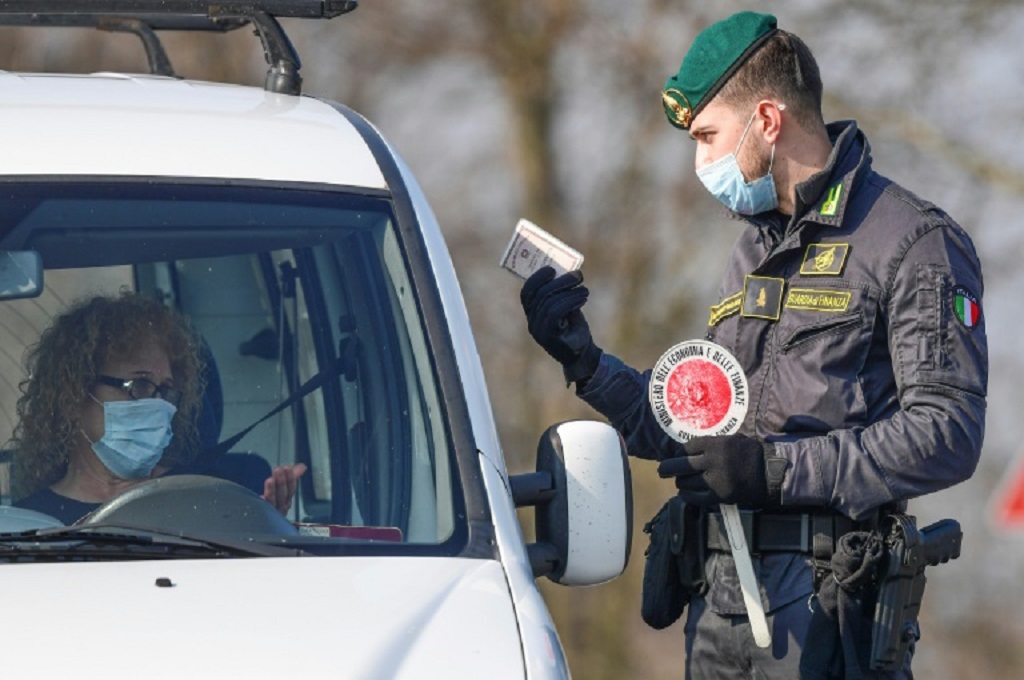 Petugas melakukan pemeriksaan virus korona COVID-19 di jalanan Italia. (Foto: AFP / Miguel MEDINA)