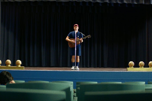 Chris Martin Alami Perundungan di Video Champion of the World