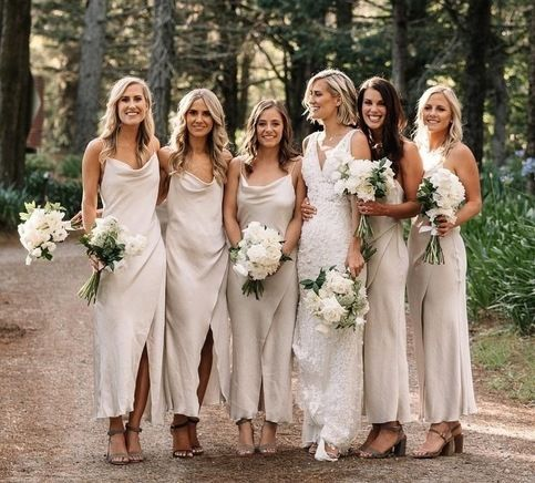 Saat pesta pernikahan, seorang bridesmaid tentu mengenakan seragam yang telah dipersiapkan oleh si calon pengantin wanita. (Foto: Dok. Pinterest.com)