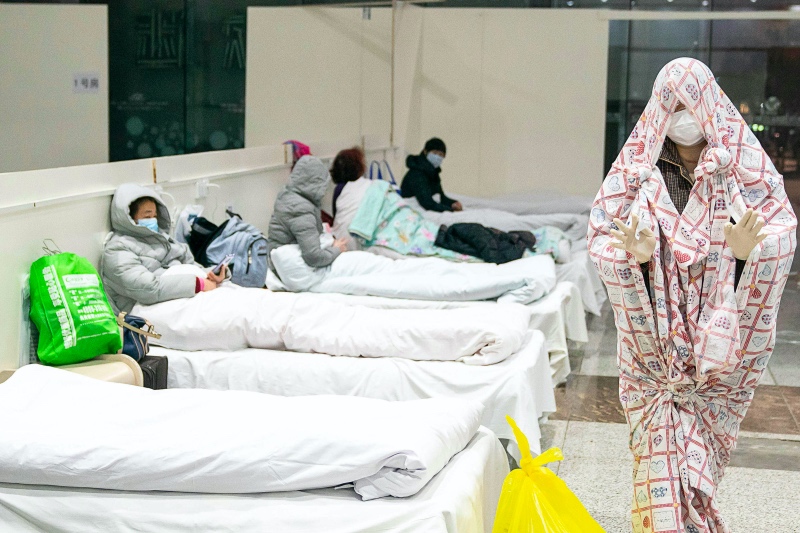 Warga di Wuhan, Tiongkok yang dirawat karena infeksi virus korona. Foto: AFP
