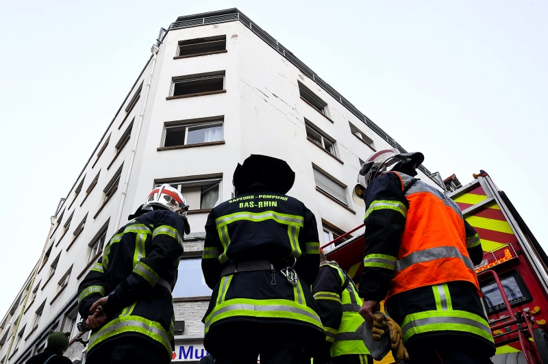 Tim pemadam kebakaran di depan gedung yang terbakar di Strasbourg, Prancis. Foto: AFP
