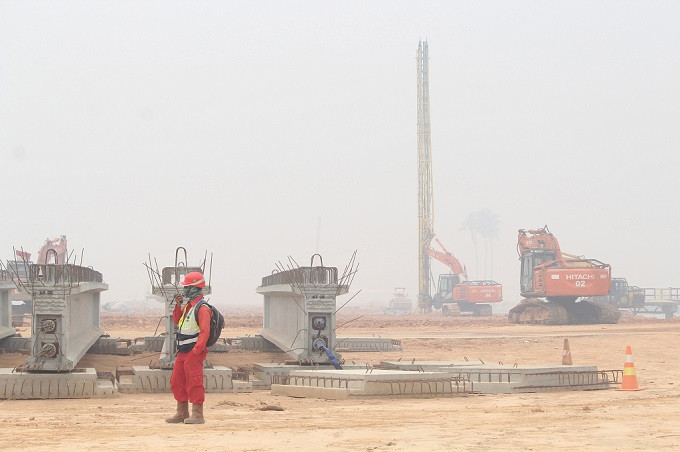 Seorang petugas memantau areal proyek pembangunan Terminal Kijing di Kabupaten Mempawah, Kalimantan Barat. Antara Foto/Jessica Helena Wuysang