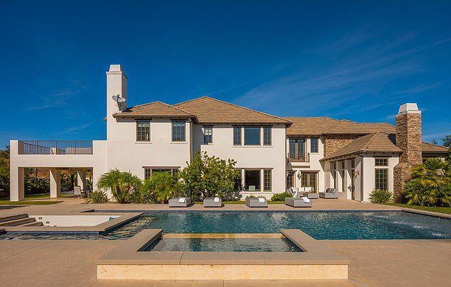 Katie Holmes Jual Hunian Bergaya Tudor Rp56,5 Miliar