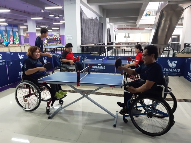 Para Atlet Tenis Meja Asean Paragames (APG) mengikuti fun games, Kamis 27 Februari 2020, di Hartono Trade Center Solo.