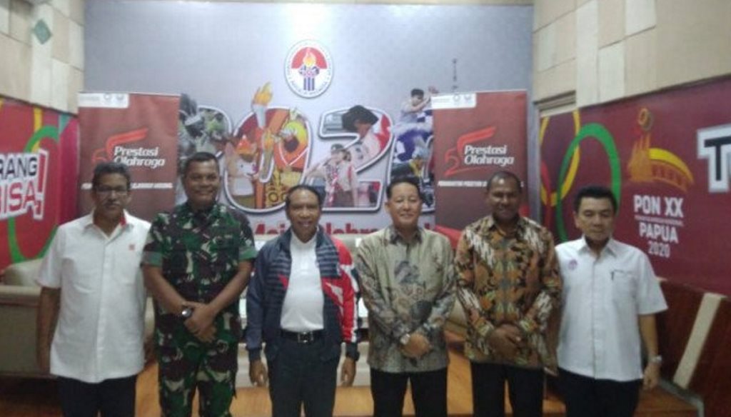 Menteri Pemuda dan Olahraga (Menpora) Zainudin Amali (tengah) berfoto bersama Ketua Umum PB Perbakin Joni Supriyanto, Ketua Umum PB TI H.M. Thamrin Marzuki, dan Ketua Umum PB Pertina Johni Asadoma dalam penanda tanganan MoU dana pelatnas 2020 di Kantor Ke