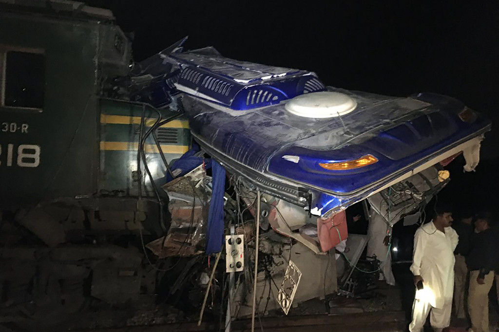 KA Tabrak Bus di Pakistan, 18 Orang Tewas