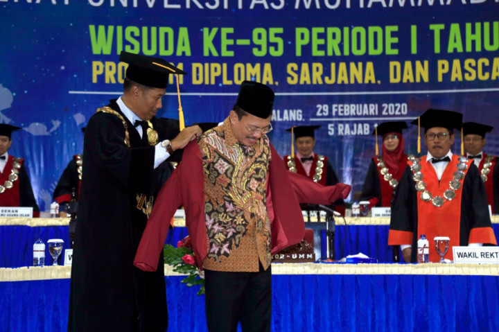 Menkes Dikukuhkan Jadi Keluarga Kehormatan UMM