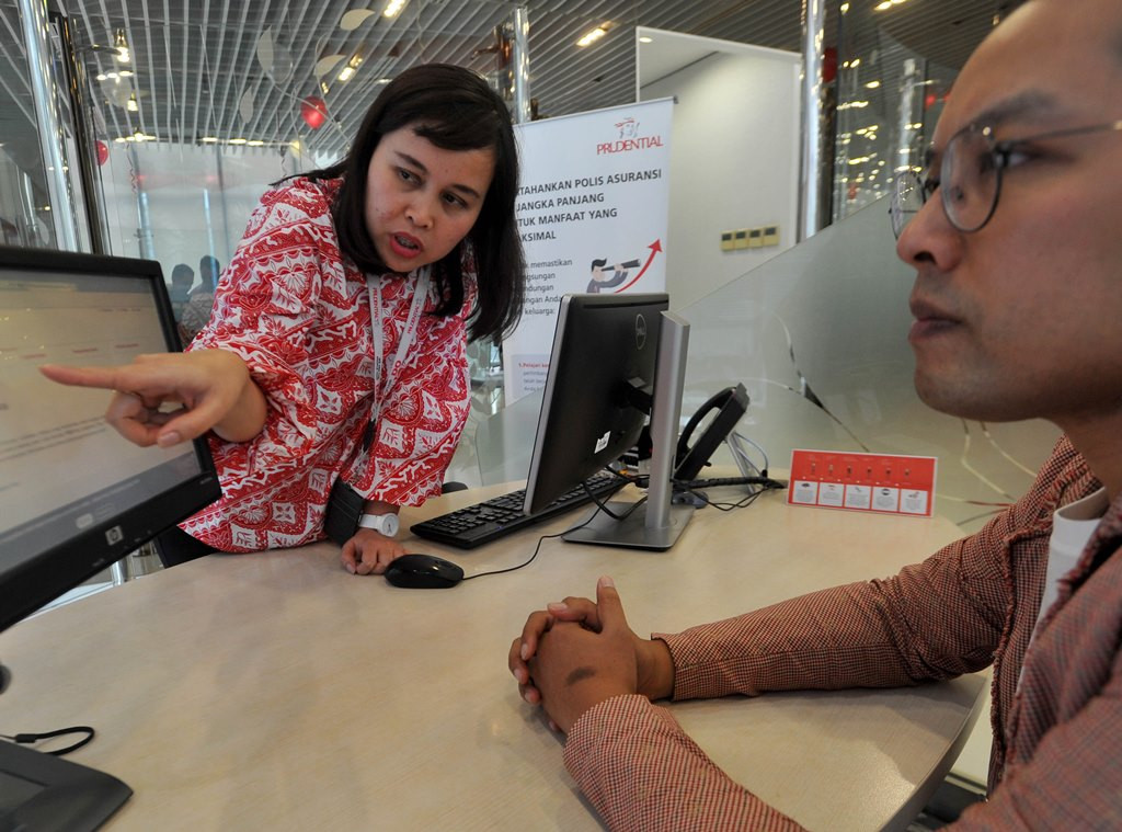 Ilustrasi, sales menawarkan produk bancassurance. Foto: Antara/Audi Alwi