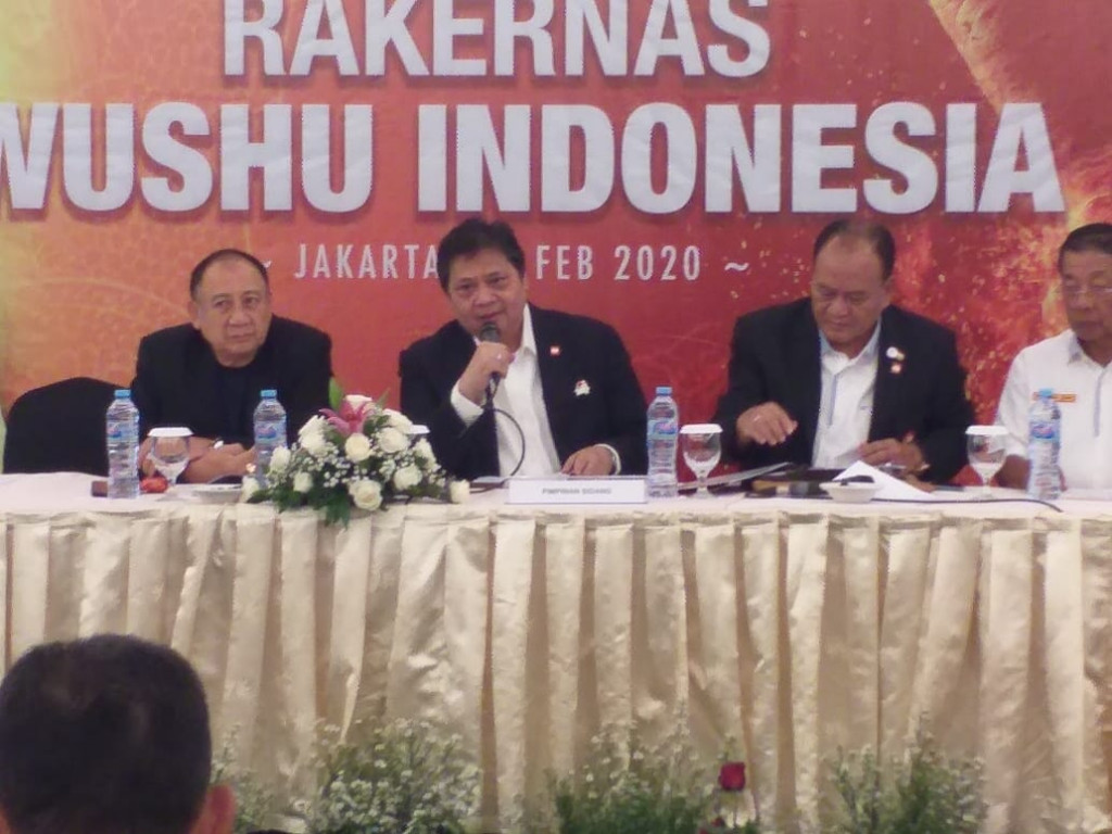 Ketua Umum Airlangga Hartarto (kedua dari kiri) menyampaikan arahan kepada peserta Rakernas PBWI di Jakarta hari Sabtu 29 Februari 2020. (Medcom.ID/Dendi Suharyana)