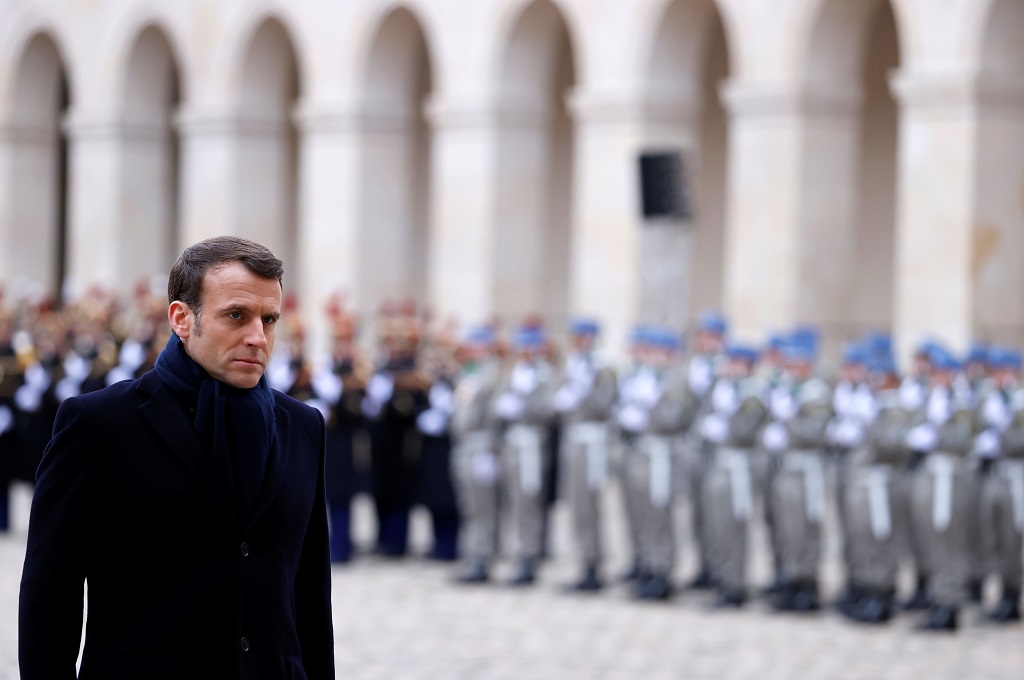 Presiden Prancis Emmanuel Macron dalam sebuah acara di Paris, 28 Februari 2020. (Foto: AFP/POOL/CHRISTIAN HARTMANN)