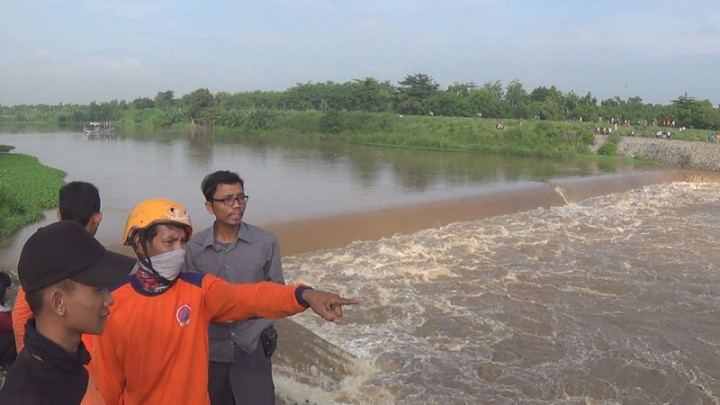 Perahu Penyeberangan Orang Terbalik di Sungai Brantas