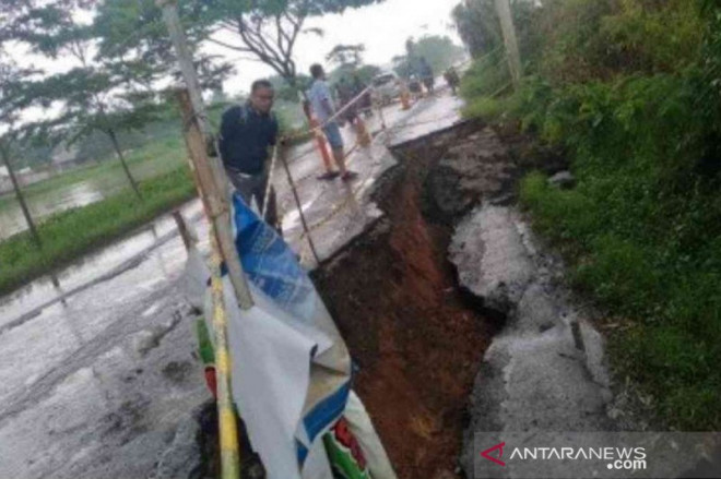 Bagian ruas Jalan Inspeksi Kalimalang di Kampung Cilampayan RT 11/07, Desa Pasir Tanjung, Kecamatan Cikarang Pusat, Kabupaten Bekasi, Jawa Barat, ambles. (Foto: ANTARA/Pradita Kurniawan)