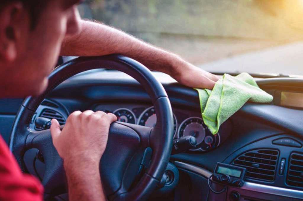 Rajin membersihkan bagian kabin dapat menghilangkan bau tidak sedap di mobil. Reader'sDigest