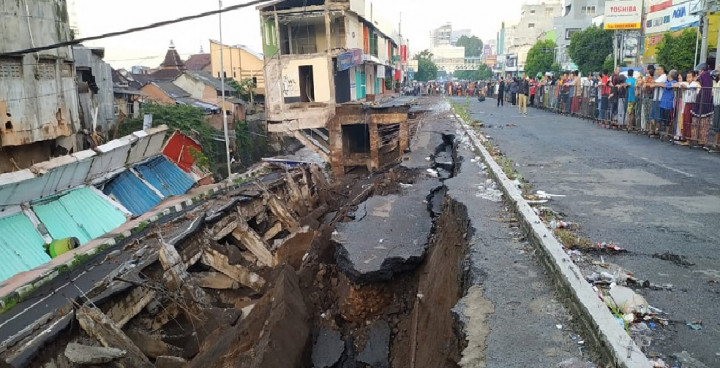 Sembilan Ruko Ambles di Jember